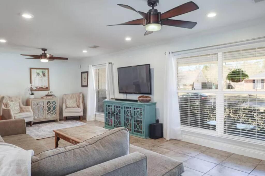 4/3 Home Centrally Located, Beach, Casino, Airport, Dining, Golfing, Shopping, Entertainment Gulfport Exterior photo